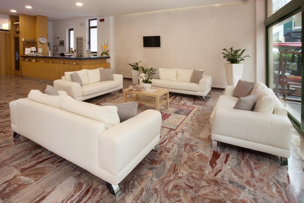 גביצ'ה מארה Hotel International מראה חיצוני תמונה